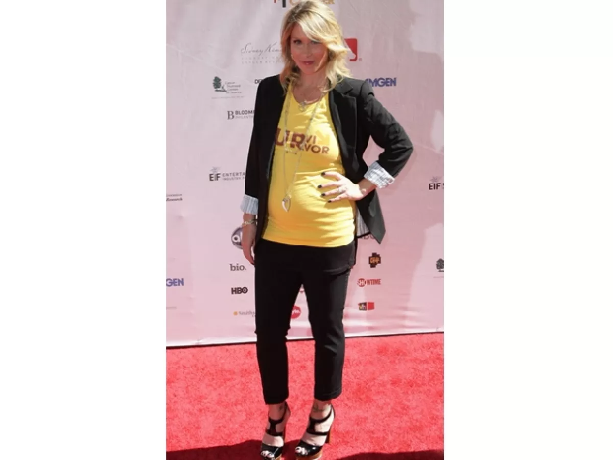 En el evento Stand up to Cancer, su T-shirt dice´SURVIVOR´.
