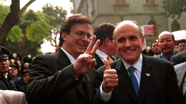 El ex Alcalde de Nueva York, Rudolph Giuliani, acompañado por el titular de la Secretaría de Seguridad Pública del DF, Marcelo Ebrard, durante el recorrido por la Zona Rosa, en su primer día de visita en la ciudad de México. FOTO: Juan Pablo Zamora