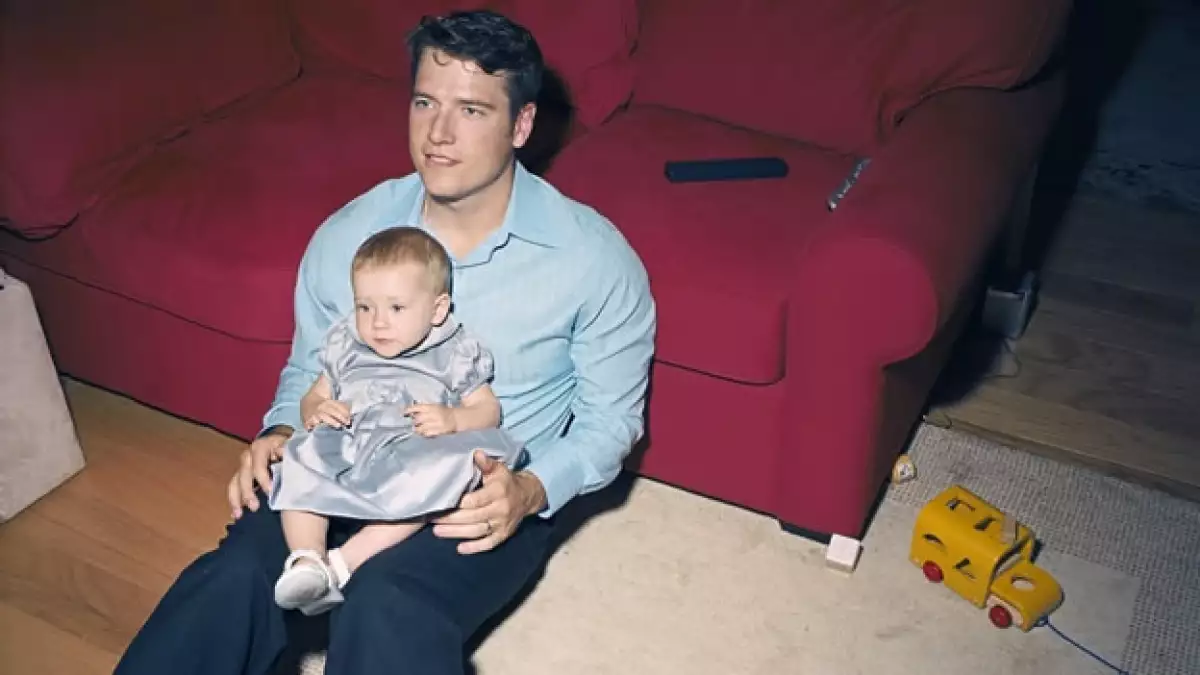 bebe ver television padre hijo nina