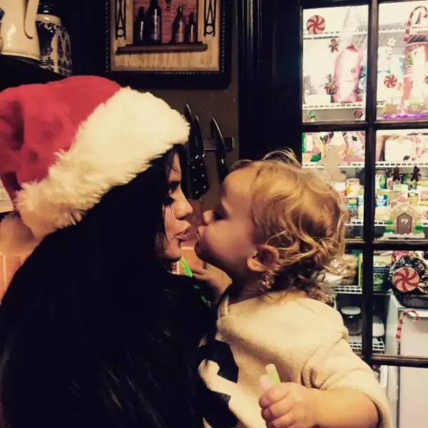 Ha sido un año difícil para Selena Gomez, pero ella está dispuesta a disfrutar de esta Navidad junto a su familia.