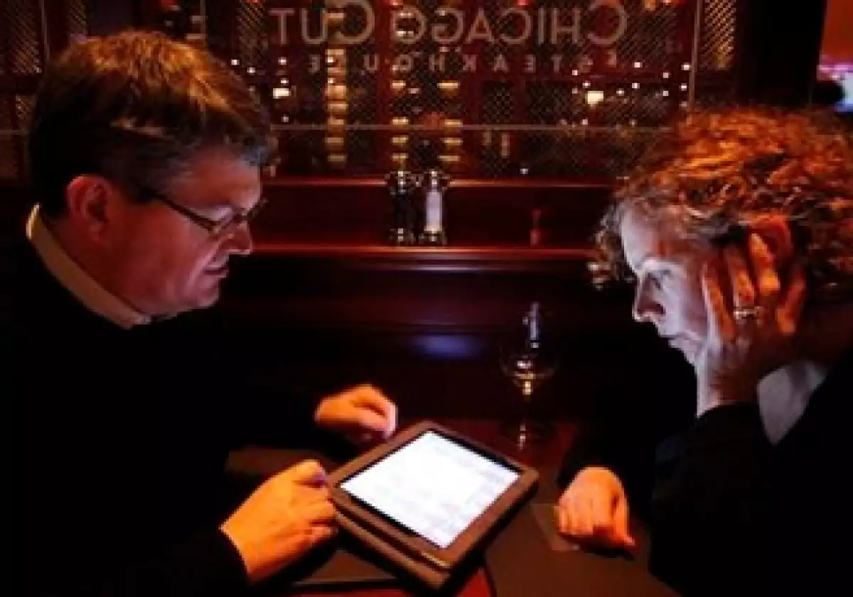 Un 27% de los poseedores de una tableta abandonó en su totalidad o casi totalmente su lector de libros digitales. (Foto: AP)