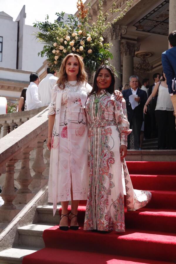 Marina de Tavira y Yalitza Apaicio en el evento de 31 mujeres que amamos