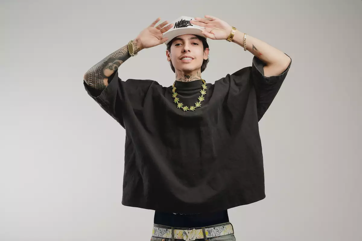 Imagen de Natanael Cano, el talentoso cantante y compositor mexicano, que presenta su nueva producción musical: "Nata Montana".