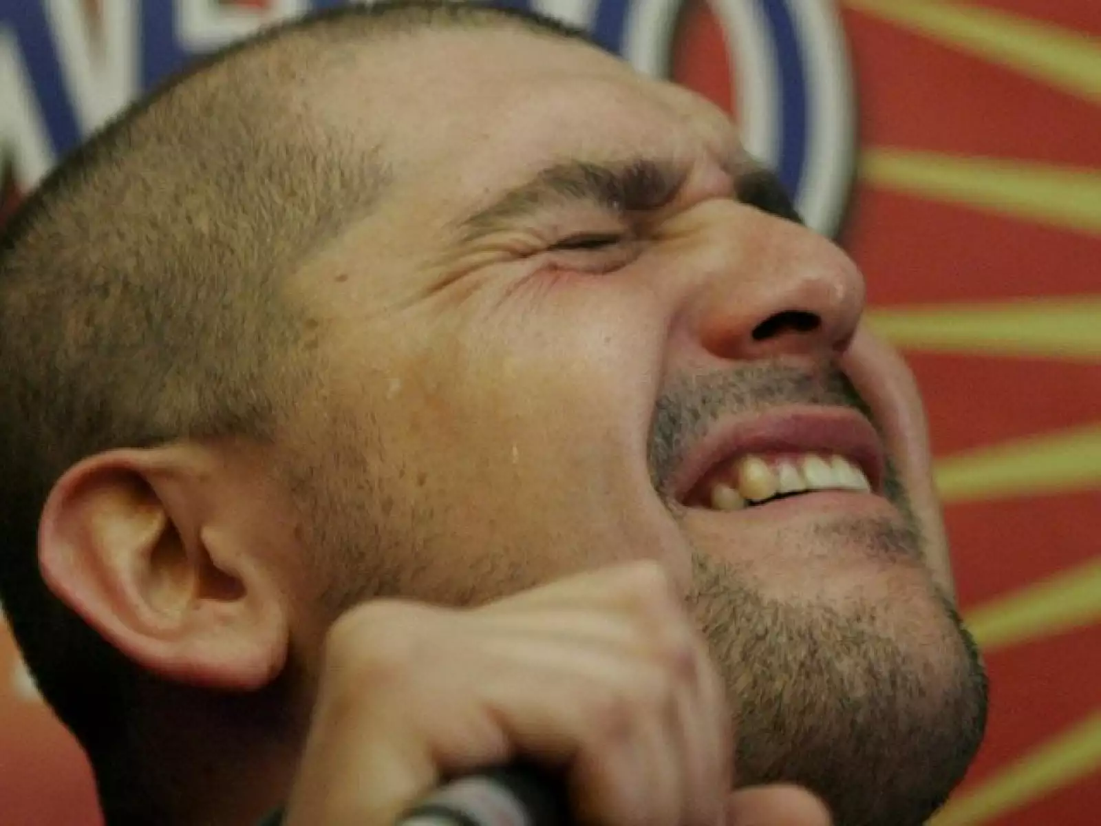 El cantautor Reyli, ofreció un mini concierto en un restaurante de comida mexicana en Madrid, España. Sus gestos lo dicen todo ¡Aaayy!