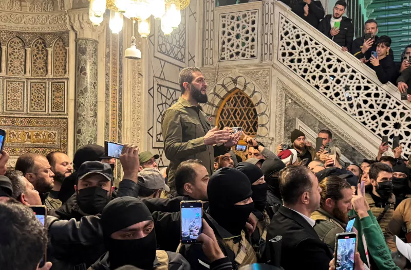 El principal comandante rebelde Abu Mohammed al-Golani habla a una multitud en la mezquita Ummayad en Damasco, después de que los rebeldes sirios anunciaran que habían derrocado al presidente Bashar al-Assad, Siria, el 8 de diciembre de 2024. REUTERS/Mahmoud Hassano (Foto principal del artículo 'La histórica caída de Bashar al Asad: ¿qué sigue para Siria y la región?')