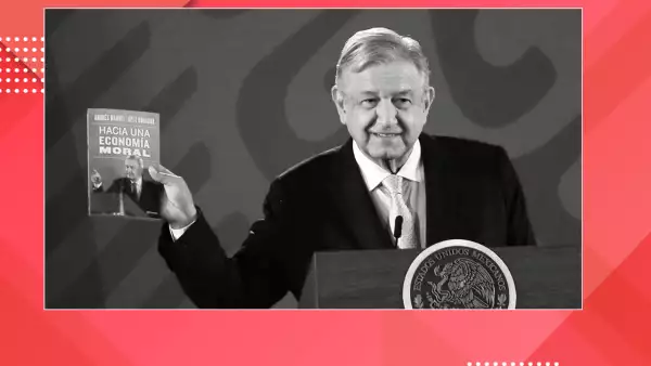 AMLO con su libro