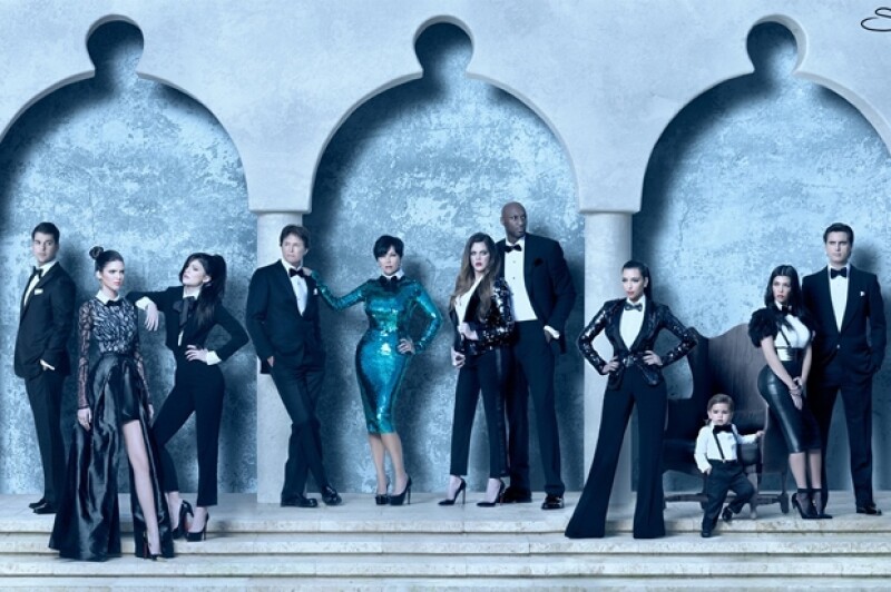 Mason usa smoking en la foto navideña de los Kardashian.