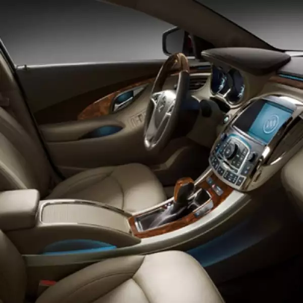 El volante, forrado en piel de cuatro brazos, tiene insertos de madera de álamo, ajuste de profundidad y altura, calefacción y controles de velocidad y audio que junto con su diseño ergonómico logran que el conductor tenga una sólida sensación de control 