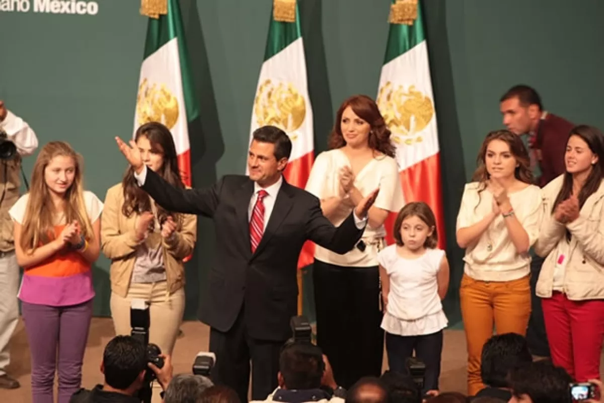 Peña Nieto llegó acompañado de Angélica Rivera y sus seis hijos.