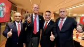 Manuel Añorve, coordinador de los senadores del PRI; Vicente Fox, expresidente de México emanado del PAN; Alejandro Moreno, líder nacional del PRI, y Rubén Moreira, diputado federal del PRI, posan juntos en la sede nacional del PRI.