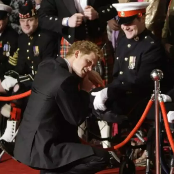 Enrique también convivió con las fuerzas armadas del reino Unido que etsuvieron presentes en el evento.