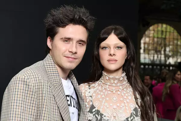 Nicola Peltz decolora sus cejas para París Fashion Week