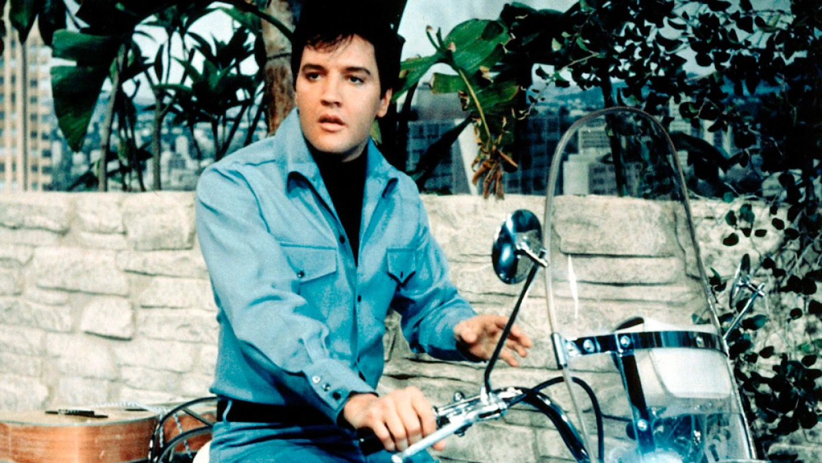 Elvis Presley enamorado de una Harley-Davidson