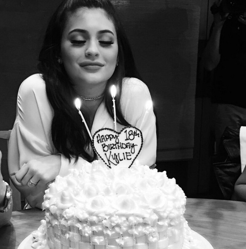 Kylie Jenner con su pastel de cumpleaños-