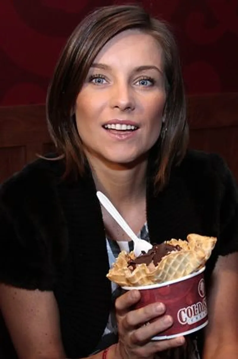 Las actrices estuvieron en Cold Stone Creamery y cada una creó una mezcla de sabores, le pusieron nombre para venderla y así recaudar fondos para la organización ‘Vive consciente’.