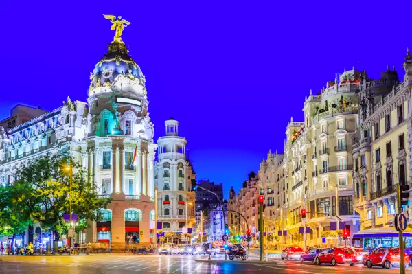 Vista de algunos edificios de la Gran Vía, una de las calles más importantes de Madrid, España.