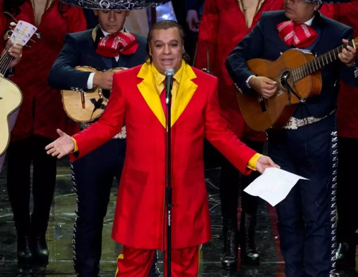 Los billetes para el sorteo del premio mayor, que se realizará hoy, tienen la imagen del cantante, quien celebra más de 40 años en el mundo artístico.