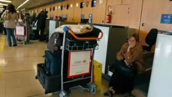 Miles de viajeros se ven afectados por las cancelaciones de vuelos en Europa. (Foto: AP)