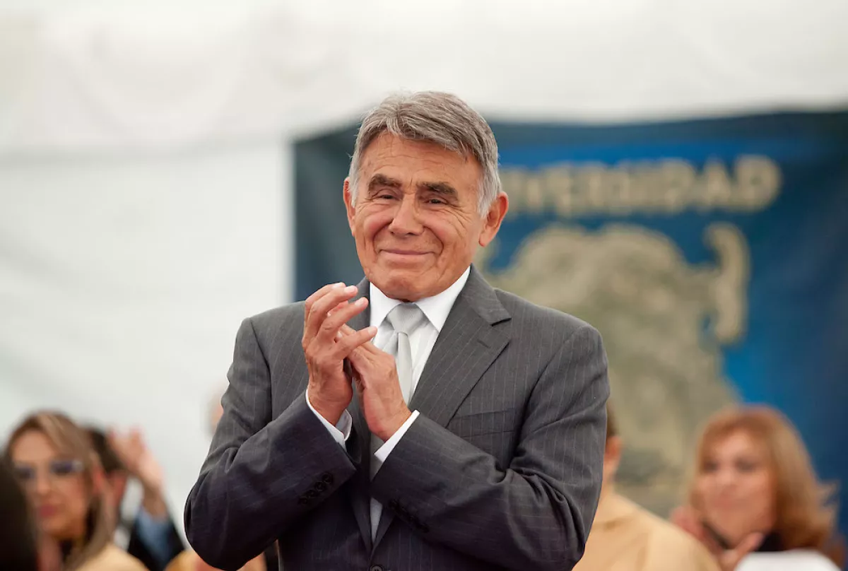 Hector Suarez recibe Doctorado Honoris Causa