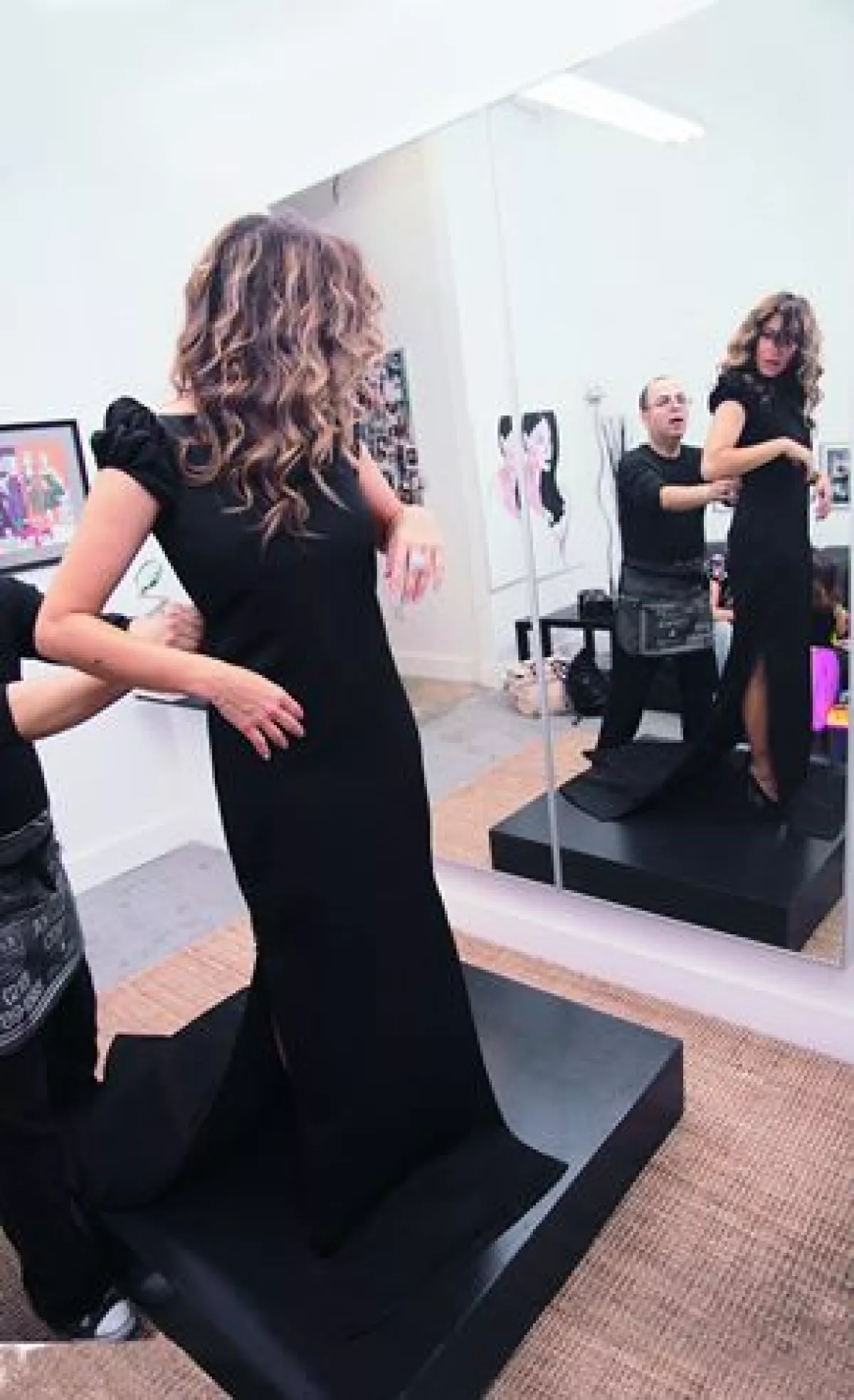 Acompañamos a la hermana de Jaime Camil con el diseñador mexicano Louis Verdad, autor del vestido para su boda, la cual será el día 25 de abril.