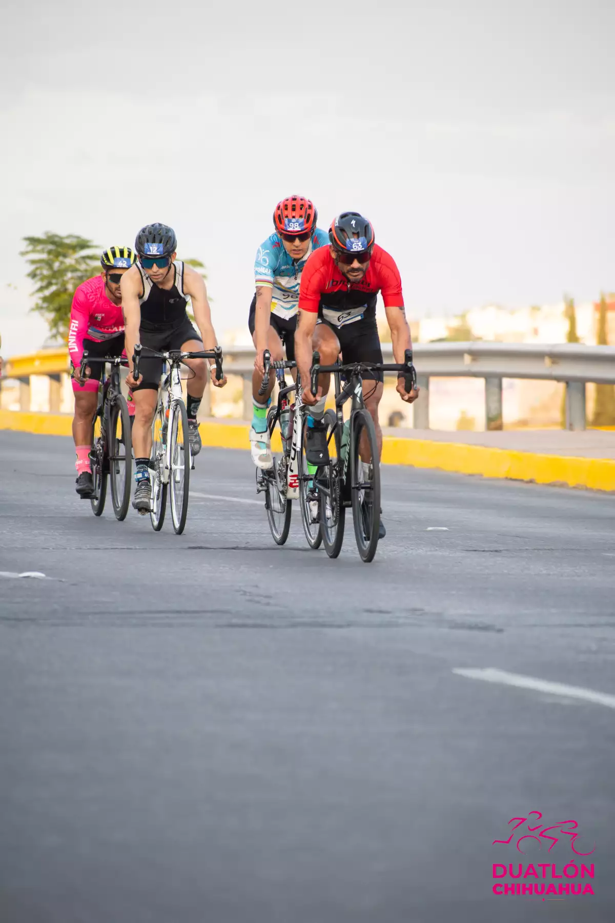 Ciclistas compitiendo en el duatlón de Chihuahua