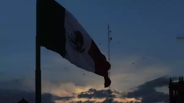 Cayó la noche en el Zócalo, culminó la marcha del 2 de octubr