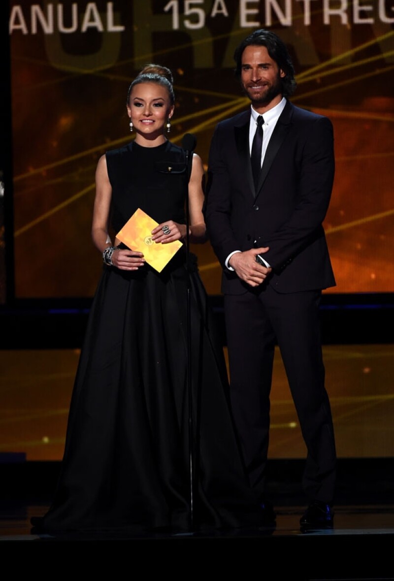 Angelique Boyer lució guapísima para presentar un premio en los Grammy con su novio Sebastián Rulli.