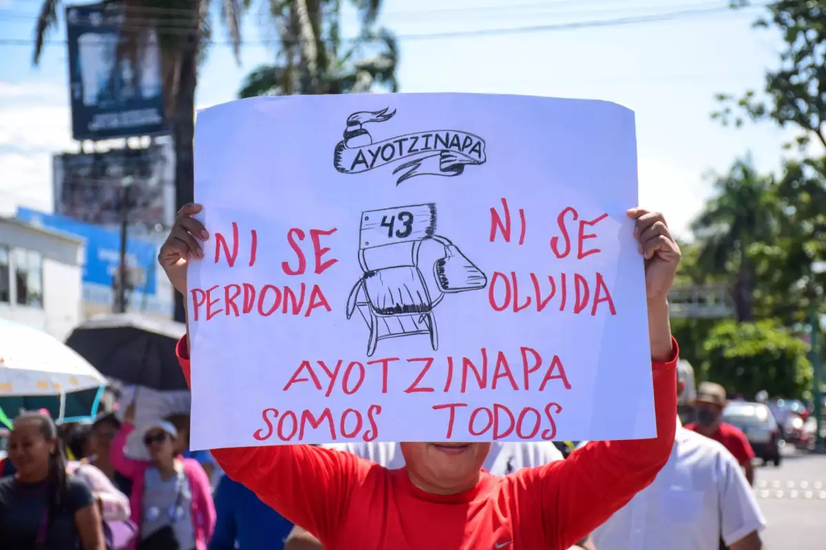 Integrantes de la CNTE y de la Sección VII del SNTE marcharon en Tapachula para conmemorar el octavo aniversario de la desaparición de los 43 normalistas de Ayotzinapa, Guerrero.