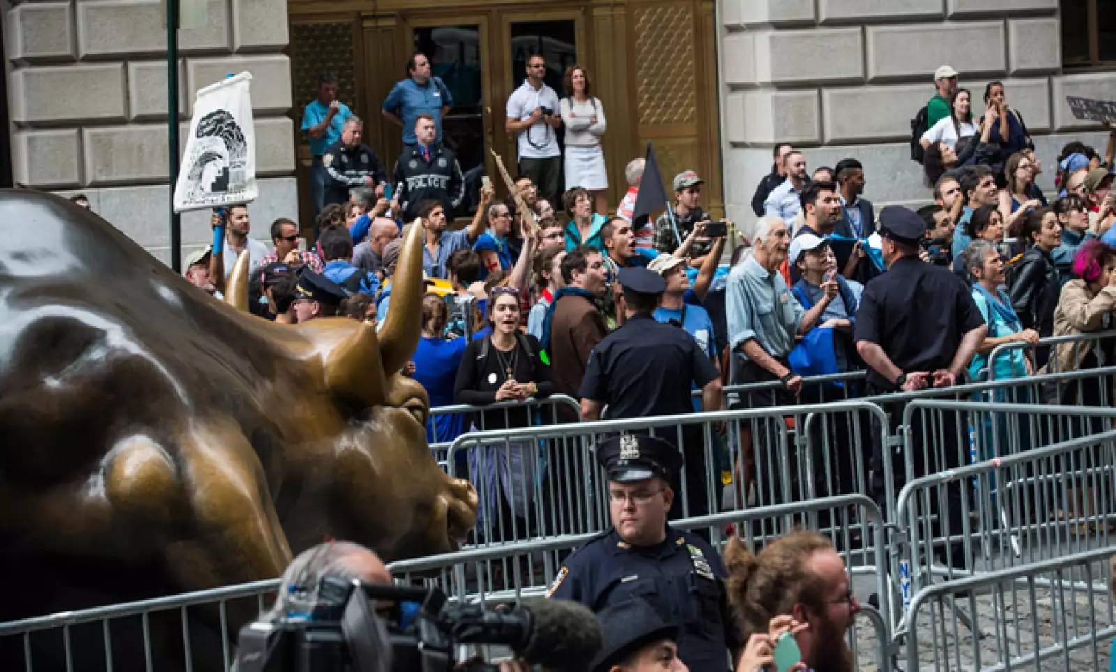 Los manifestantes detuvieron el tráfico en Broadway al sur de la Bolsa de Valores de Nueva York y se mantuvieron de pie o sentados ocupando unas dos cuadras.