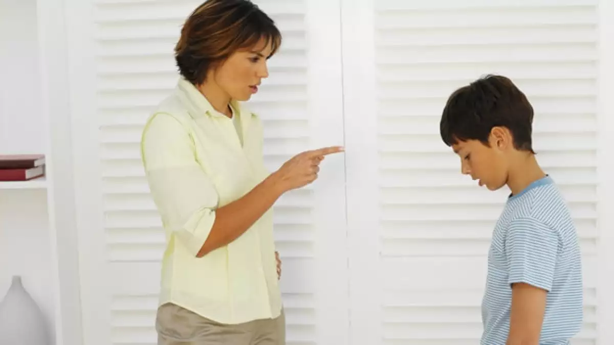madre hijo regaño parenting