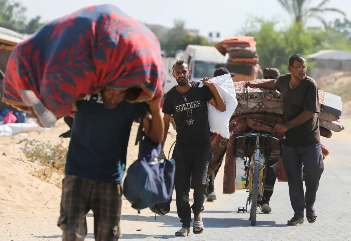 Los palestinos desplazados se abren camino mientras huyen de la ciudad de Hamad después de una orden de evacuación israelí, en medio del conflicto entre Israel y Hamas, en Khan Younis, en el sur de la Franja de Gaza, el 11 de agosto de 2024.