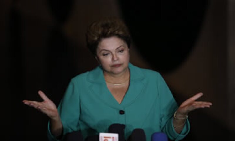 La presidenta de Brasil Dilma Rousseff, enfrenta un difícil inicio de mandato debido al escándalo de corrupción que implica más de 50 millones de dólares en sobornos. (Foto: Reuters )
