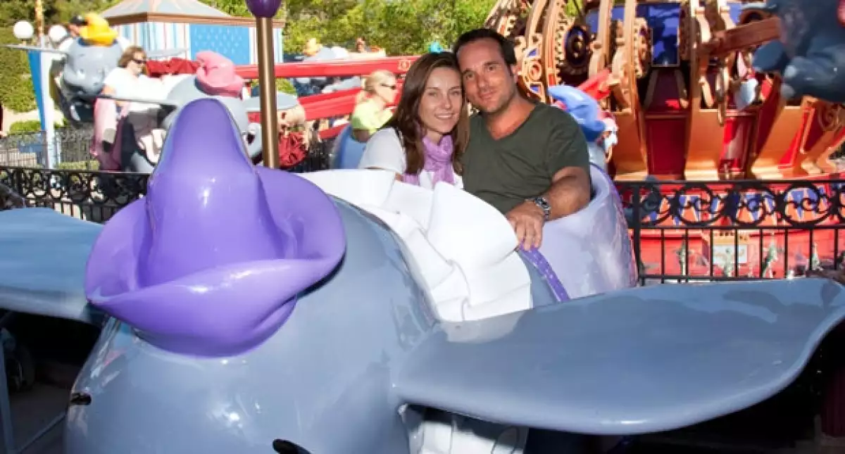 La actriz estuvo feliz durante su estancia en el parque de diversiones.