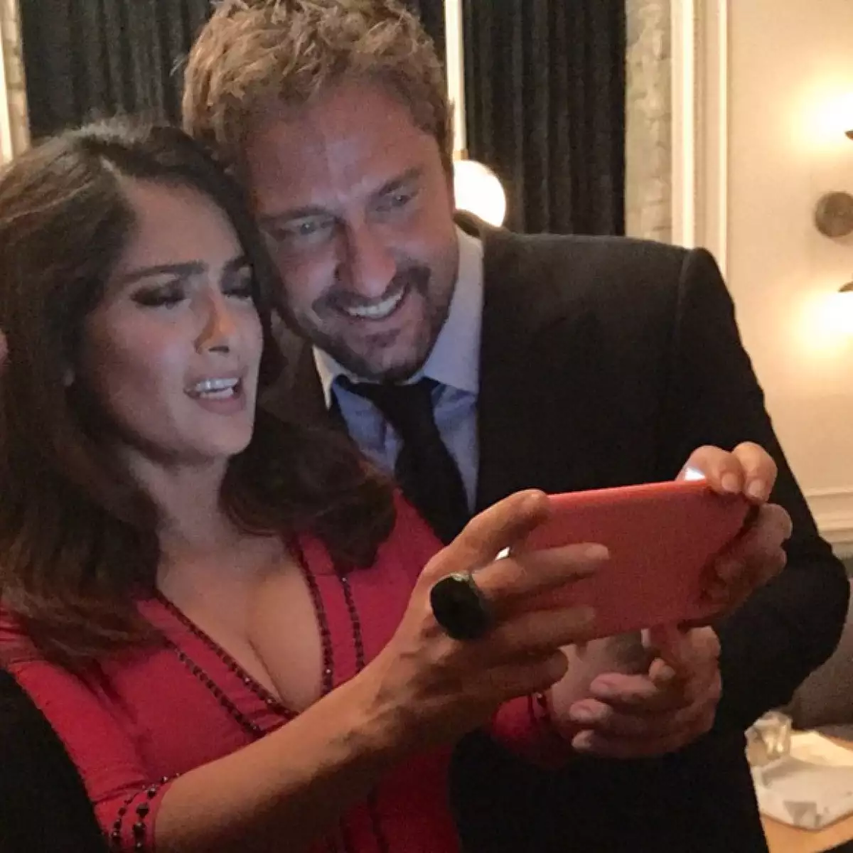 Gerard Butler es el productor del drama Spetembers of Shiraz, que estelariza Salma.