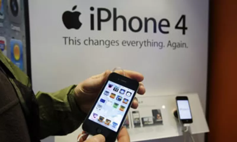 Los viajeros podrán cambiar su tarjeta SIM estadounidense por una del país que visitan para evitarse cargos adicionales por conexión internacional.  (Foto: AP)