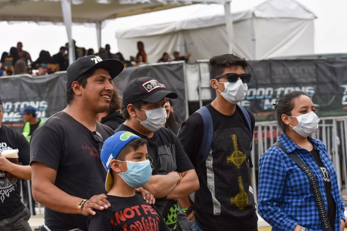 Personas usan cubrebocas durante evento en la CDMX