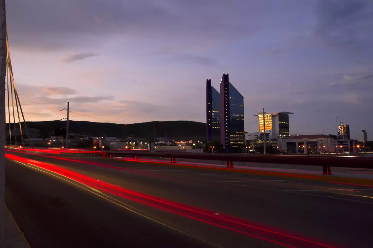 Carretera de Monterrey al amanecer