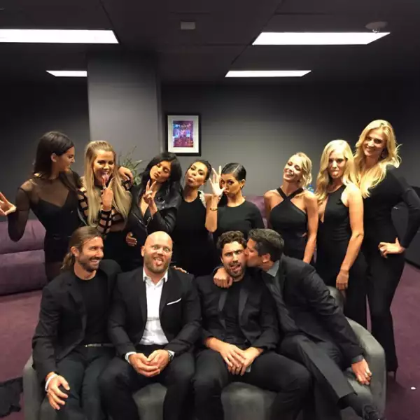 Kim subió una foto en la que aparecen todos los hijos e hijastras de Jenner en los premios.