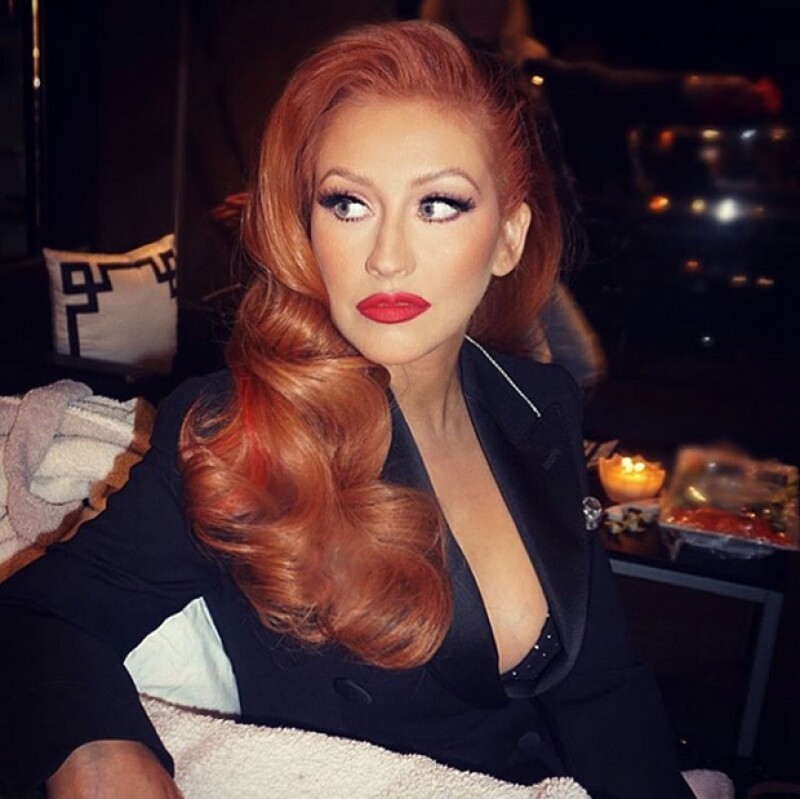 La cantante sorprendió en un evento de recaudación de fondos con un color rojo en el pelo, dejando en el pasado el güero platinado.