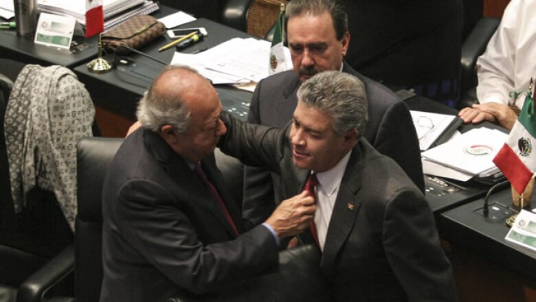 Los senadores aprobaron por la madrugada la reforma energética, que entre sus puntos plantea dejar fuera del Consejo de Administración de Pemex al sindicato petrolero liderado por Carlos Romero Deschamps (i).