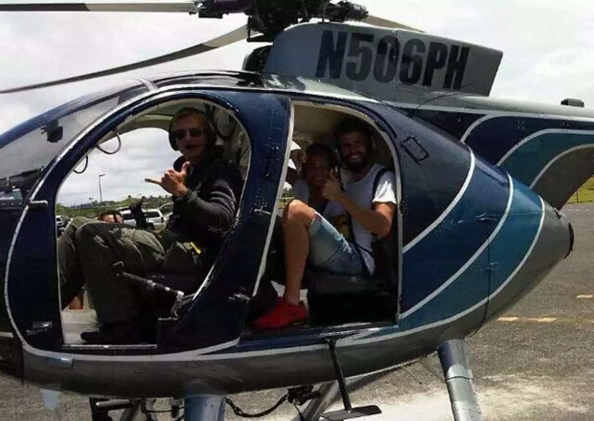 La pareja disfrutó de un vuelo en helicóptero por los grandes volcanes de la isla.