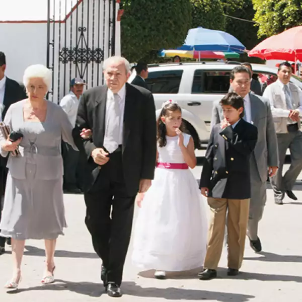 Con sus abuelos maternos, Olga y Hugo, y su hermano Alejandro en la boda de su tía Cecilia Peña.