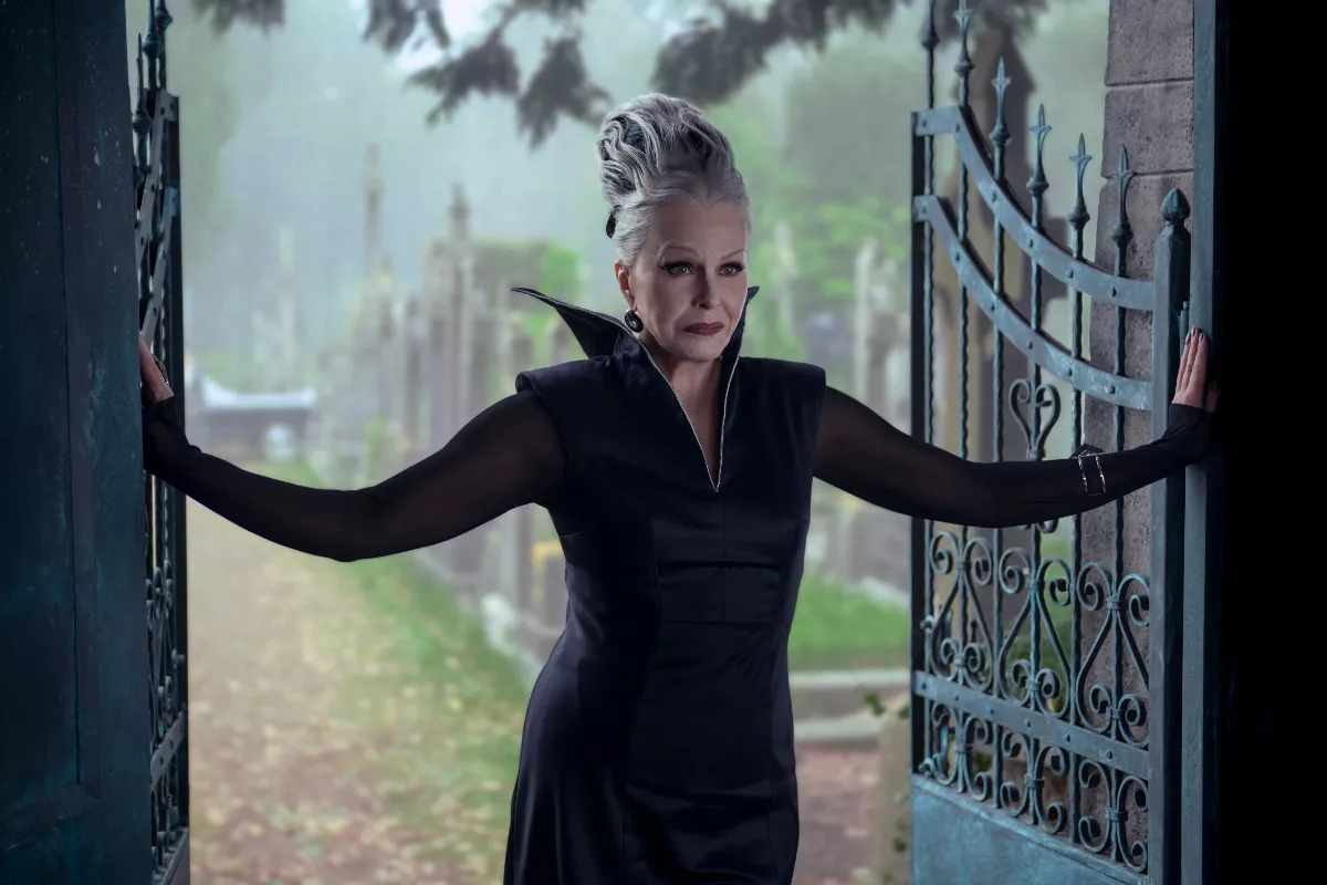 abuela de merlina temporada 2