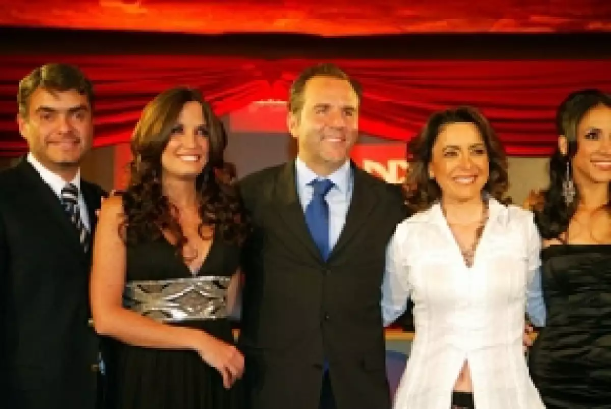 Numerosos usuarios de Twitter solicitaron al presidente de Grupo Televisa el retiro de Esteban Arce del programa Matutino express, al señalar que hizo comentarios ofensivos sobre la homosexualidad.