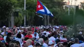 Una persona sostiene una bandera nacional cubana durante las celebraciones que marcan la victoria en el 65 aniversario de la invasión de Bahía de los Cerdos y la declaración del carácter socialista de la Revolución Cubana en La Habana el 16 de abril de 2026.
