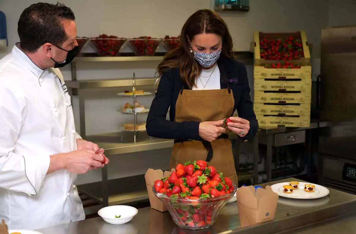 La duquesa de Cambridge también estuvo en el The All England Lawn Tennis and Croquet Club, donde ayudó a preparar el postre tradicional de Wimbledon.