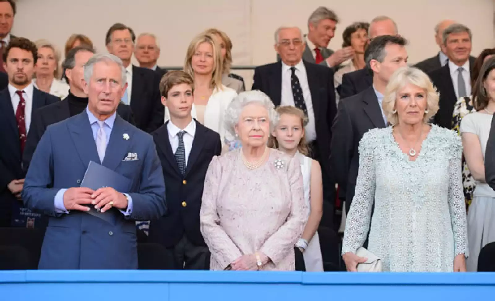 La duquesa de Cork, el príncipe Carlos y la reina Isabel II en el palco real.