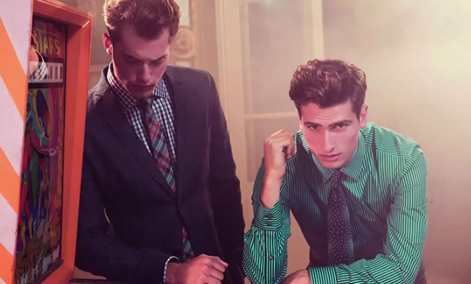 Otra opción para combinar patrones son las diferentes inclinaciones de las rayas en piezas como camisas y corbatas.