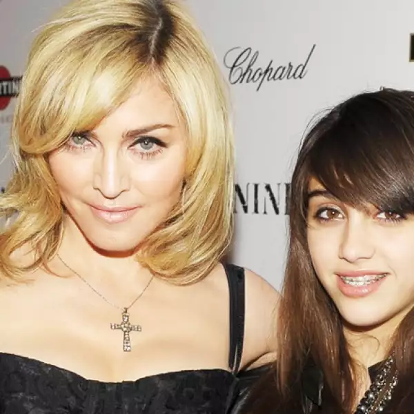 ¿Qué hacer cuando tu mamá es una rockstar? A pesar de su parecido es díficil que Lourdes María logré todo lo que su madre ha hecho. La joven ha declarado que le gustaría dedicarse al mundo del espectáculo sin embargo aún no ha debutado.