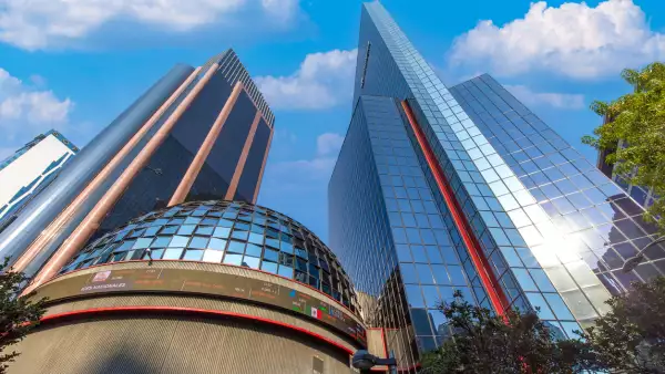 Acciones de Grupo México se desploman tras ofertar por Banamex y arrastra a la BMV